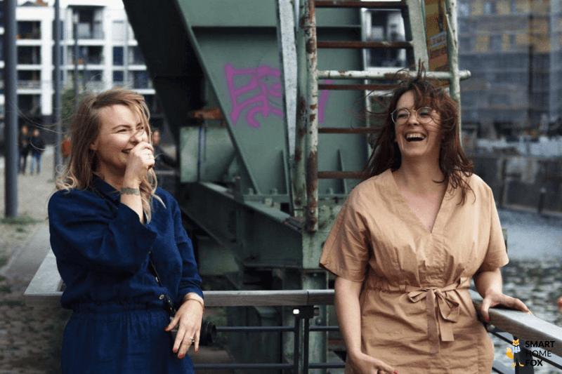 Marina und Ramona lachen